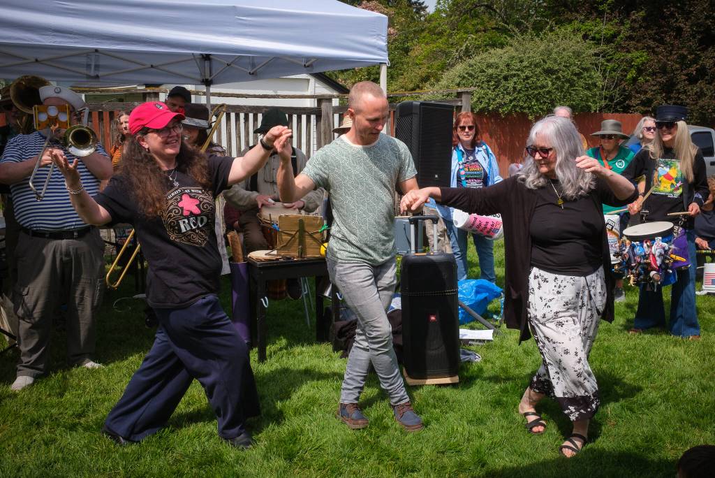 Kent Phelan Photo
Marketgoers danced to live music May 9 as the Vashon Farmers Market filled the Village Green with food, flowers and music.