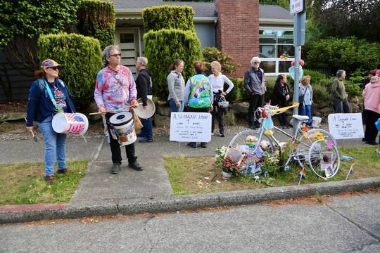 Paul Anderson Photo
Members of Vashons Bucket Brigade sound drums as cyclists gather to honor Maridee Bonadea.
