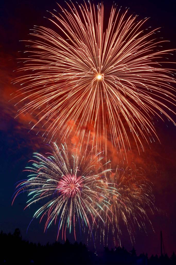 Ray Pfortner Photo
A professional fireworks show lights up Quartermaster Harbor on July 4, as seen from Dockton Park.