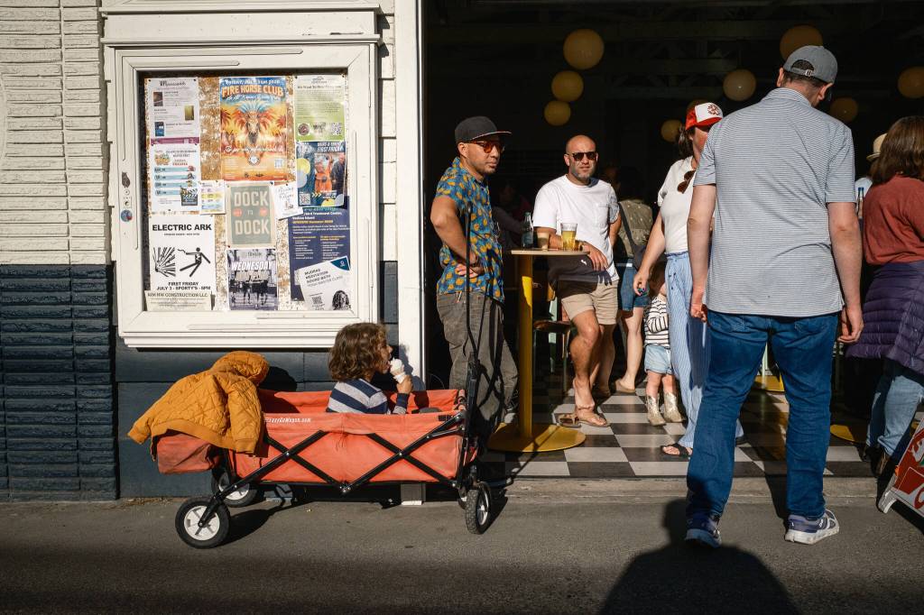 Kent Phelan Photo
Islanders gathered uptown for Vashons First Friday gallery cruise.